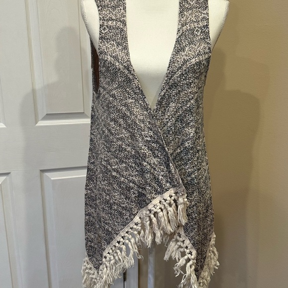 Umgee USA Sleeveless Knit Fringe Vest Women’s Size S/M - Picture 3 of 8